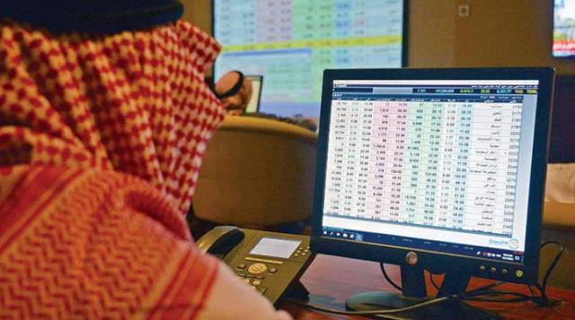 متعامل  يتابع أسعار الأسهم السعودية