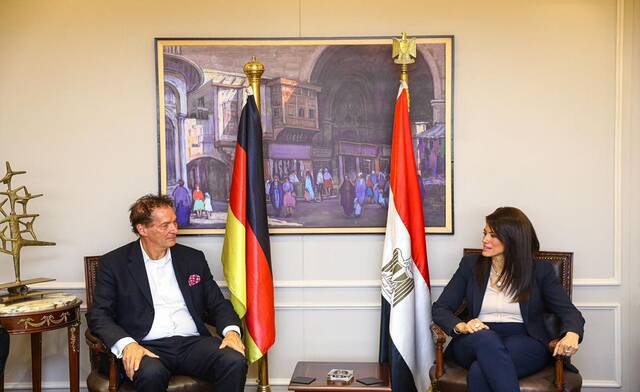 رانيا المشاط وزيرة التعاون الدولي المصرية وفرانك هارتمان سفير ألمانيا لدى مصر