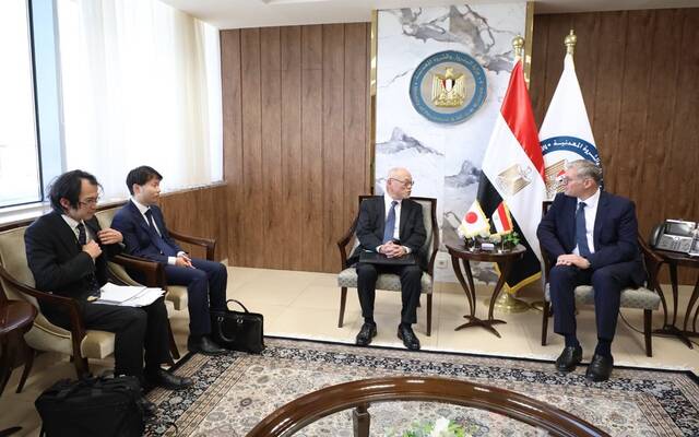 كريم بدوي وزير البترول والثروة المعدنية المصري والسفير الياباني بالقاهرة فوميو إيواي والوفد المرافق له