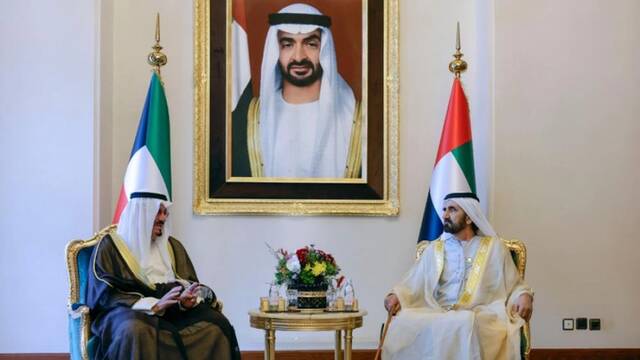خلال أعمال القمة العربية.. الإمارات والكويت تبحثان سُبل تعزيز الشراكة