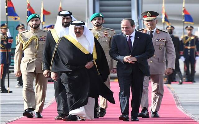 الملك حمد بن عيسى آل خليفة ملك البحرين  والرئيس عبدالفتاح السيسي رئيس جمهورية مصر العربية