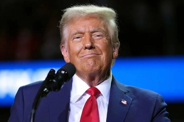 ترامب يصعد حملته ضد التنوع ويهدد بالتحقيق في القطاع الخاص