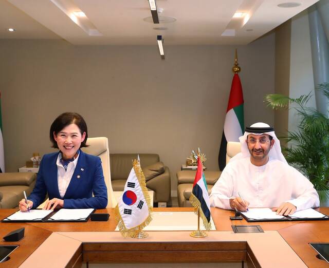 الإمارات وكوريا الجنوبية توقعان مذكرة تفاهم لتعزيز الأطر التنظيمية والقانونية