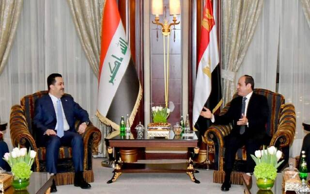 الرئيس المصري عبد الفتاح السيسي مع رئيس الوزراء العراقي محمد شياع السوداني