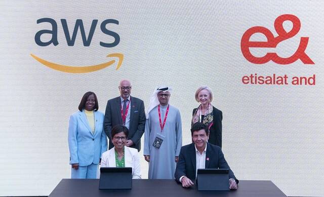"أمازون ويب" و"إي آند" توقّعان اتفاقية بقيمة تتجاوز مليار دولار