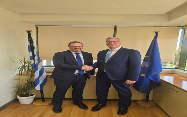 المهندس كريم بدوي وزير البترول والثروة المعدنية المصري خلال جلسة مباحثات مع نيكوس تسافوس نائب وزير الطاقة اليوناني