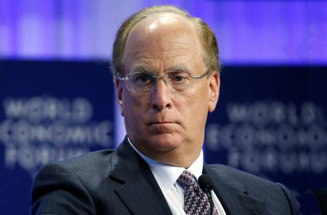 لاري فينك رئيس مجلس الإدارة الرئيس التنفيذي لشركة بلاك روك الأمريكية