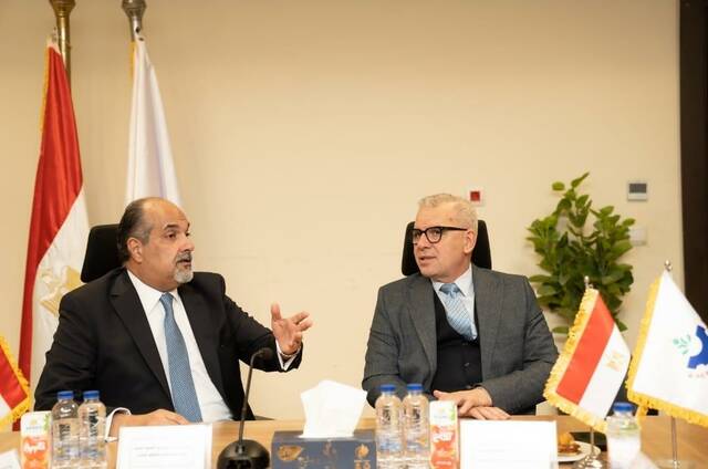 جانب من التوقيع