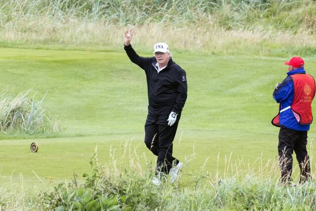 ترامب يفتتح ملعبًا للجولف خلال زيارة إلى اسكتلندا