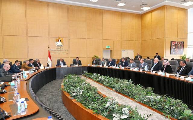 المهندس شريف الشربيني وزير الإسكان والمرافق والمجتمعات العمرانية المصري واللواء مهندس مختار عبداللطيف رئيس الهيئة العربية للتصنيع