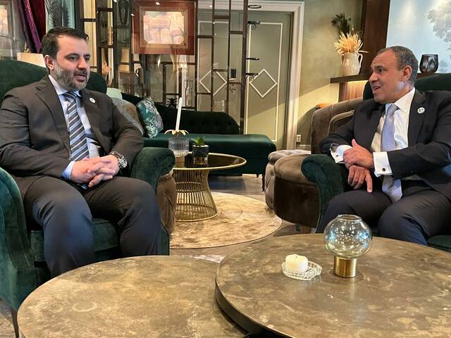 مصر تجدد دعمها لوحدة سوريا واستقرارها خلال لقاء ثنائي في أوسلو