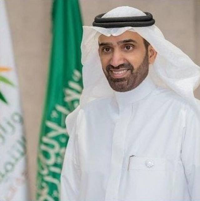 وزير الموارد البشرية السعودي يصدر قراراً بشأن العاملين بمنافذ بيع الذهب