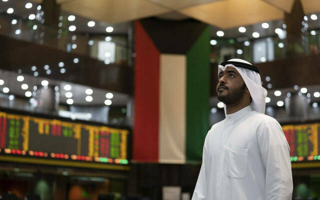 بورصة الكويت تنخفض في المستهل بضغط 9 قطاعات