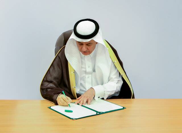 وزير البيئة والمياه والزراعة، السعودي عبد الرحمن الفضلي خلال توقيع العقد