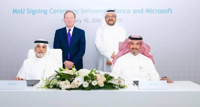 جانب من التوقيع