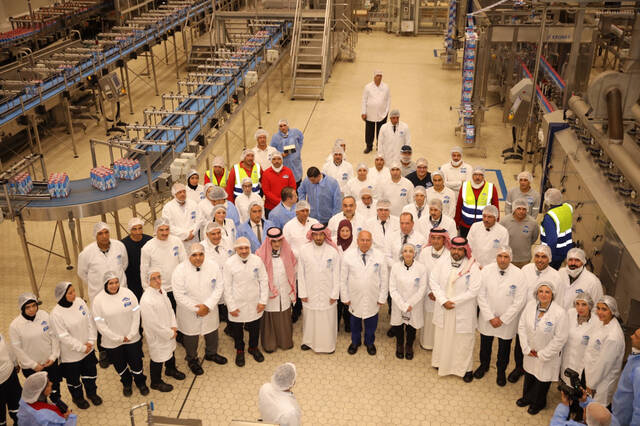 كامل الوزير نائب رئيس مجلس الوزراء للتنمية الصناعية وزير الصناعة والنقل خلال تدشين خطوط الإنتاج الجديدة