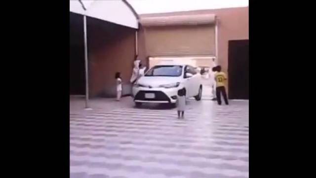 سيارة تدهس طفلة سعودية داخل منزل أسرتها "فيديو"
