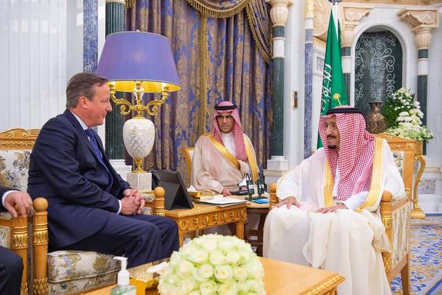 الملك سلمان يستقبل رئيس وزراء بريطانيا الأسبق ديفيد كاميرون