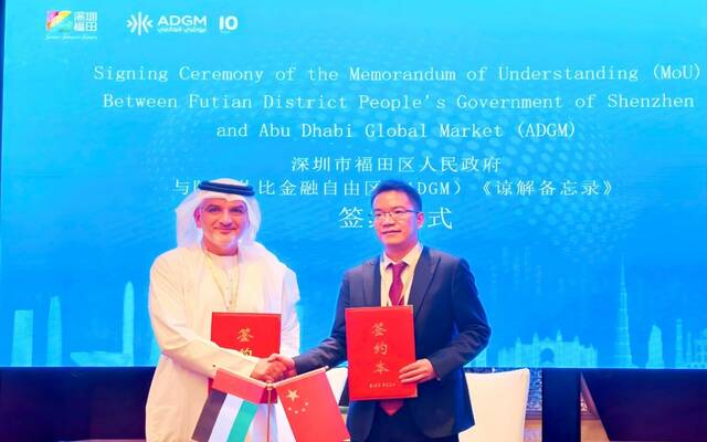 خلال توقيع مذكرة التفاهم بين دينغ يون رئيس المكتب العام لحكومة منطقة فوتيان الشعبية وراشد البلوشي الرئيس التنفيذي لسلطة التسجيل في أبوظبي العالمي