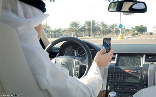 الإمارات: 200 درهم غرامة «السيلفي» أثناء القيادة‎