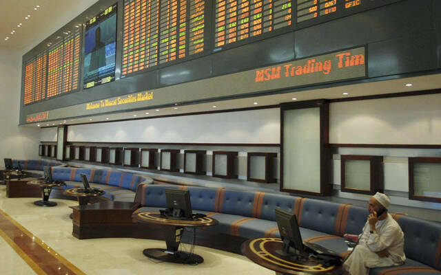 مستثمرون يتابعون أسعار الأسهم بسوق مسقط